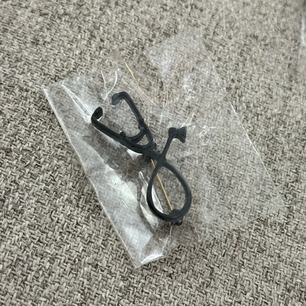 Black medical stethoscope unisex brooch pin NEW, UNISEX, perfect for gifts!